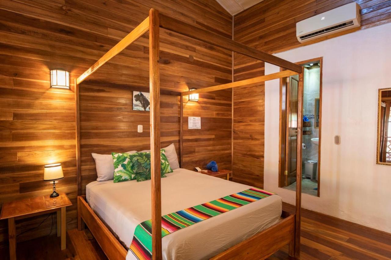 Poolside Beach House At Pangea Lodge Manzanillo (Limon) Exterior foto